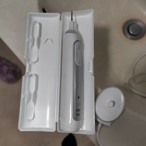 Oral B Braun Electric Toothbrush w carrying case